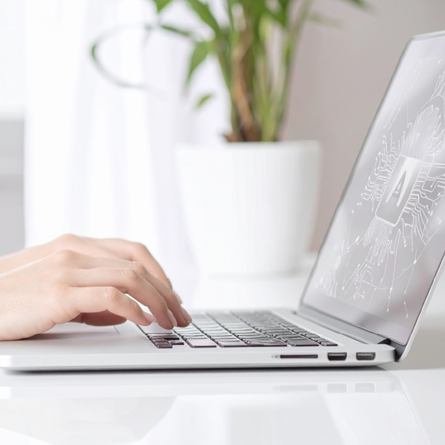 人間の強みとAIの得意分野を掛け合わせたハイブリッド型のアプローチ